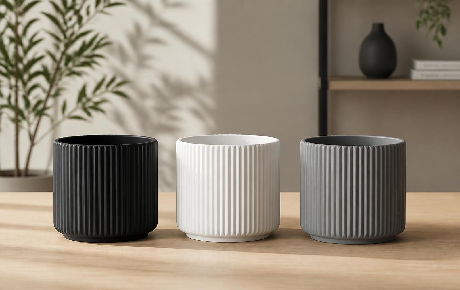 Três vasos FUZ3D com acabamento ondulado sobre mesa de madeira